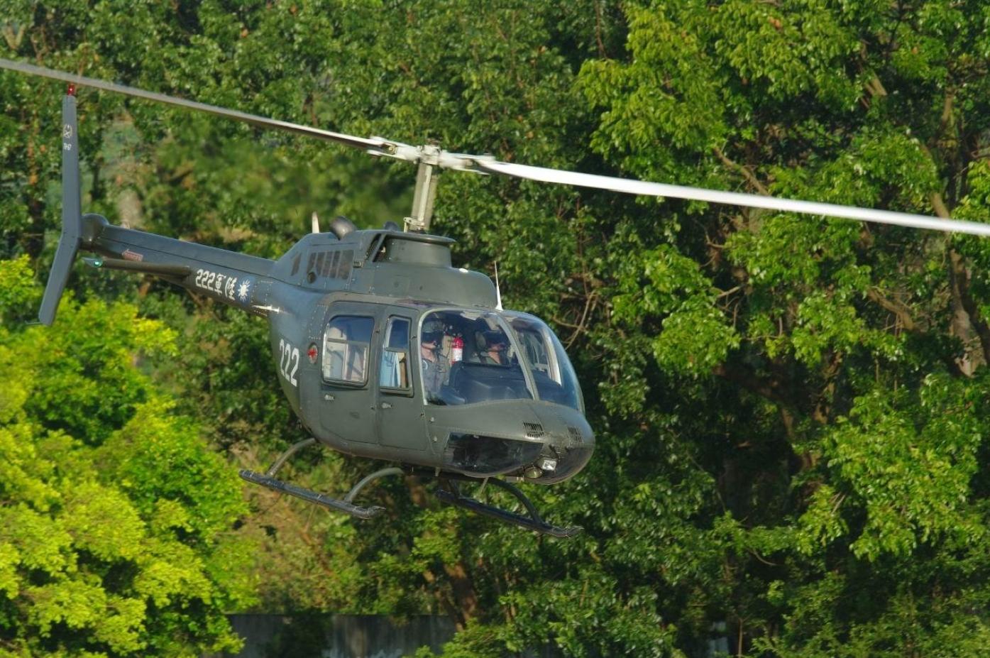 陸航TH-67教練機迫降台南聖母廟。資料照片