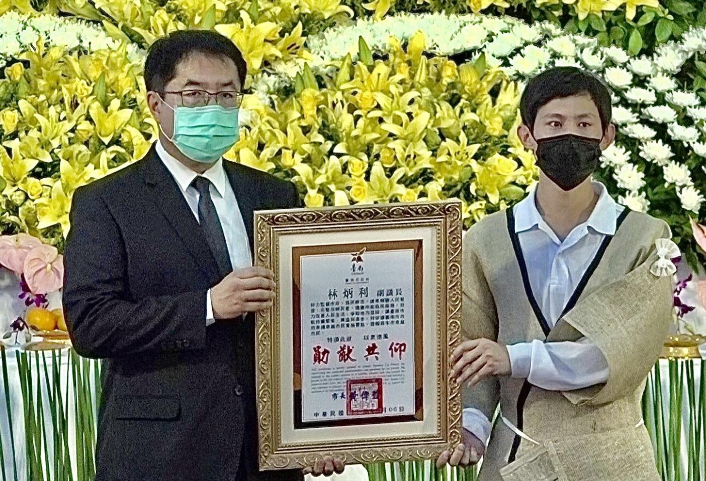 台南市長黃偉哲（左）頒贈卓越市民，感謝林炳利對地方貢獻。市府提供