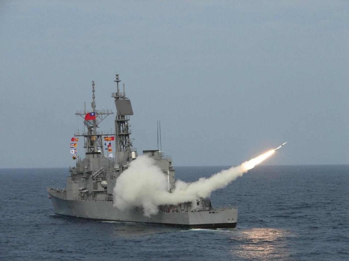 海軍2026年可籌獲新一代輕型巡防艦。圖為紀德級軍艦發射標二飛彈。資料照片