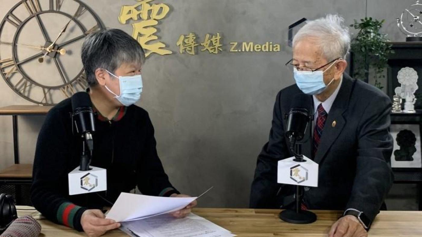 中研院前院長李遠哲（右）接受資深媒體人主黃光芹（左）。翻攝黃光芹臉書