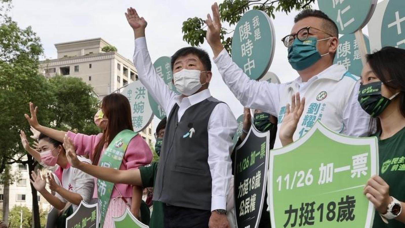 民進黨台北市長參選人陳時中13日上午在中華路與愛國西路口拜票，呼籲民眾支持18歲公民權。中央社 