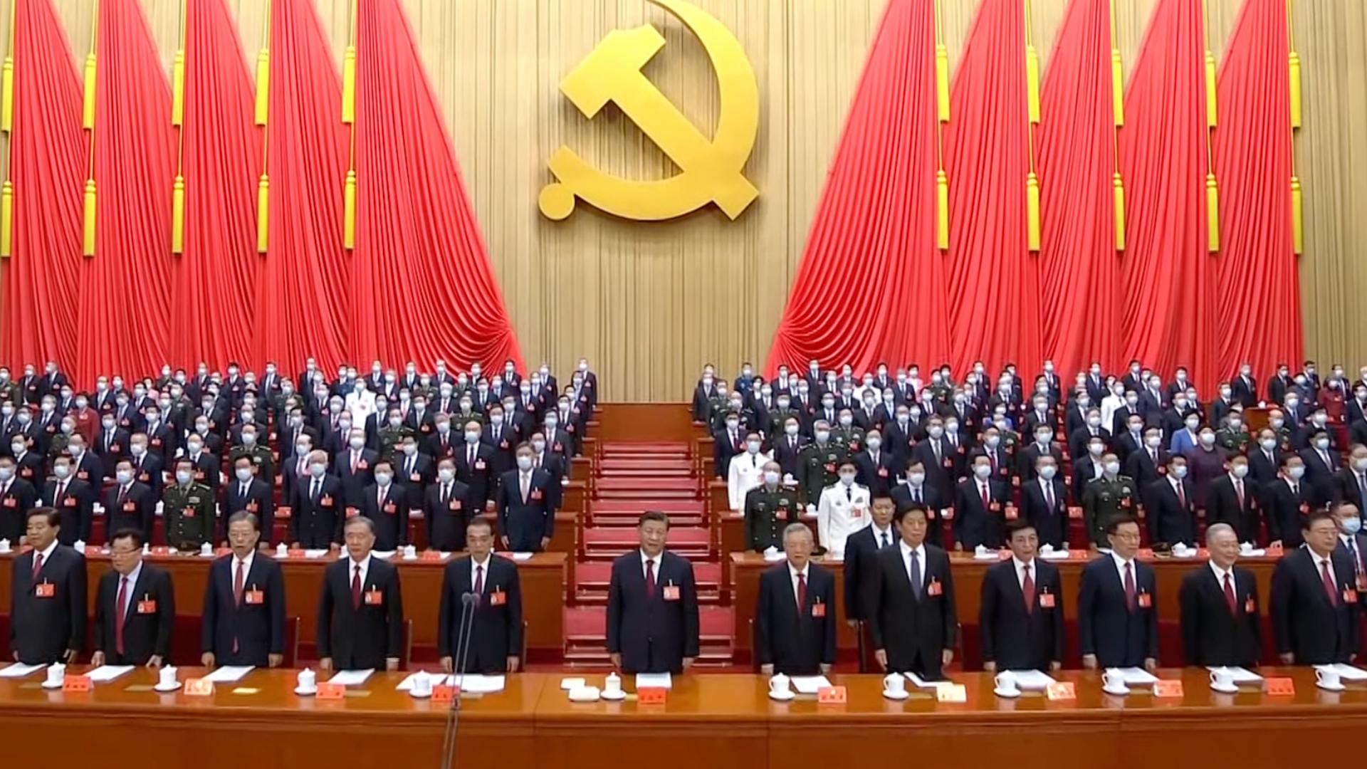 中共二十大會議開幕式，中國國家主席習近平（中）與中共高層、元老們坐在主席團大位。 翻攝央視直播畫面