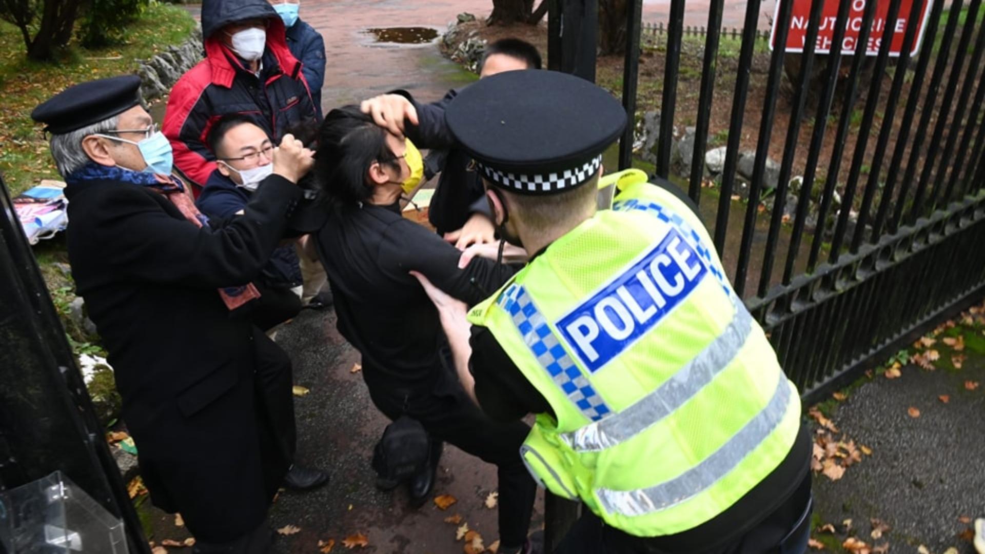 一名香港示威者在16日於中國駐英國曼徹斯特領事館外抗議時，被拖入領事館內毆打，所幸被英國警方救出來。 翻攝「捍衛港人陣線」臉書
