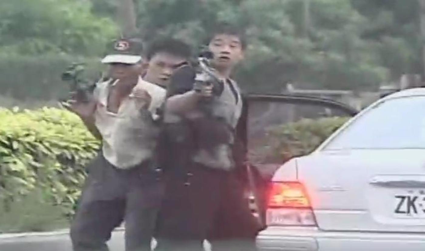 張錫銘提告求假釋，台南地院19日判敗訴。圖為張錫銘當年持槍挾持老農與警方對決的畫面／翻攝畫面