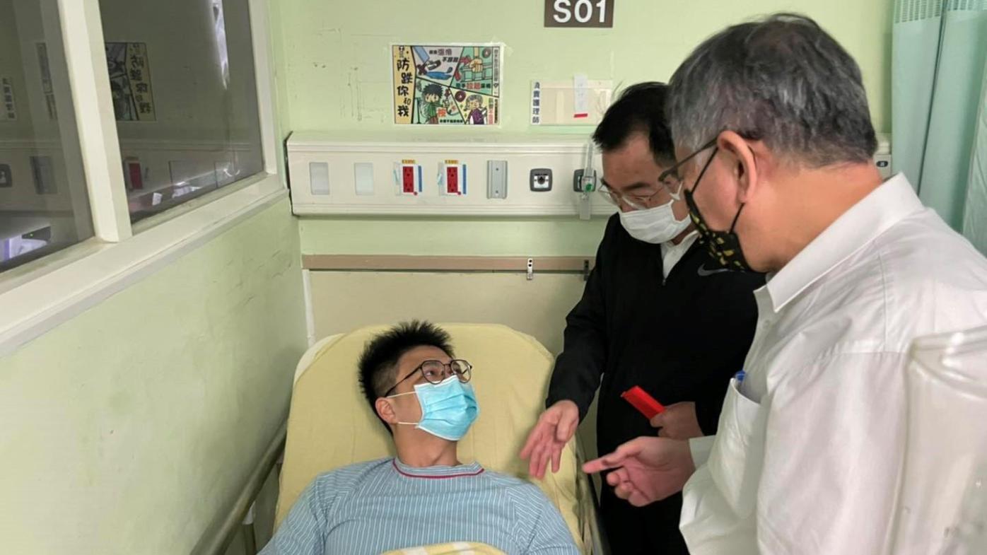 柯文哲19日晚間到醫院慰問受傷員警王友廷。翻攝柯文哲臉書