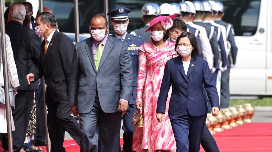 非洲友邦史瓦帝尼國王抵台進行國是訪問　蔡總統軍禮歡迎、國宴款待