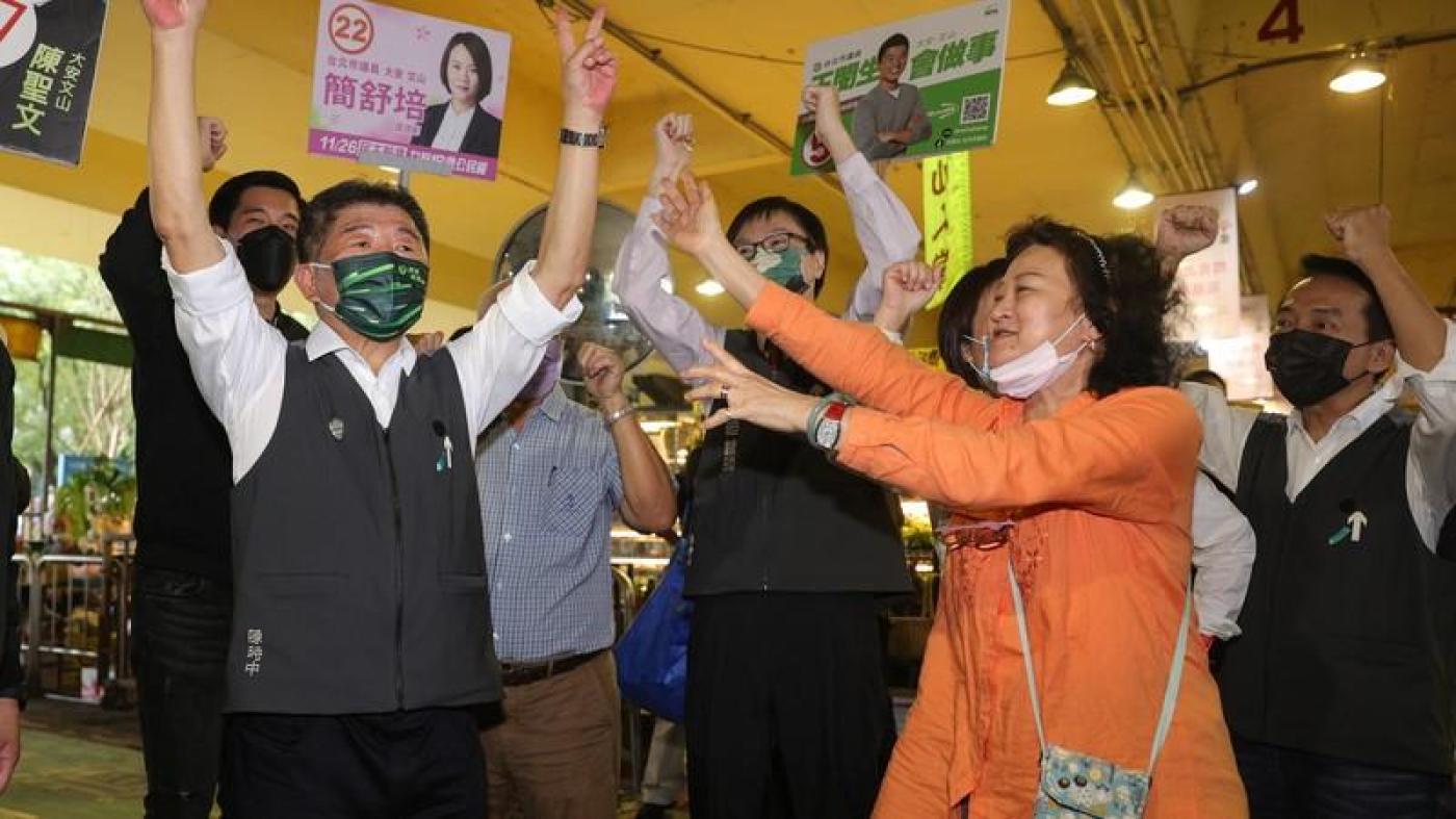  陳時中23日前往建國花市拜票，民眾高喊「凍蒜」，祝福陳時中高票當選。中央社