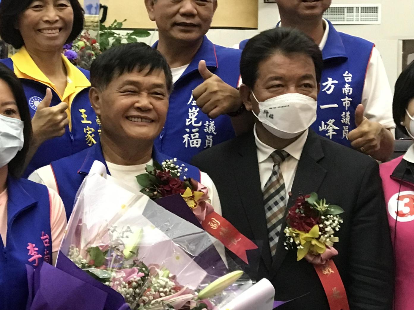 台南市國民黨籍議員李文俊（左）當選副議長。左為議長郭信良。辛啓松攝