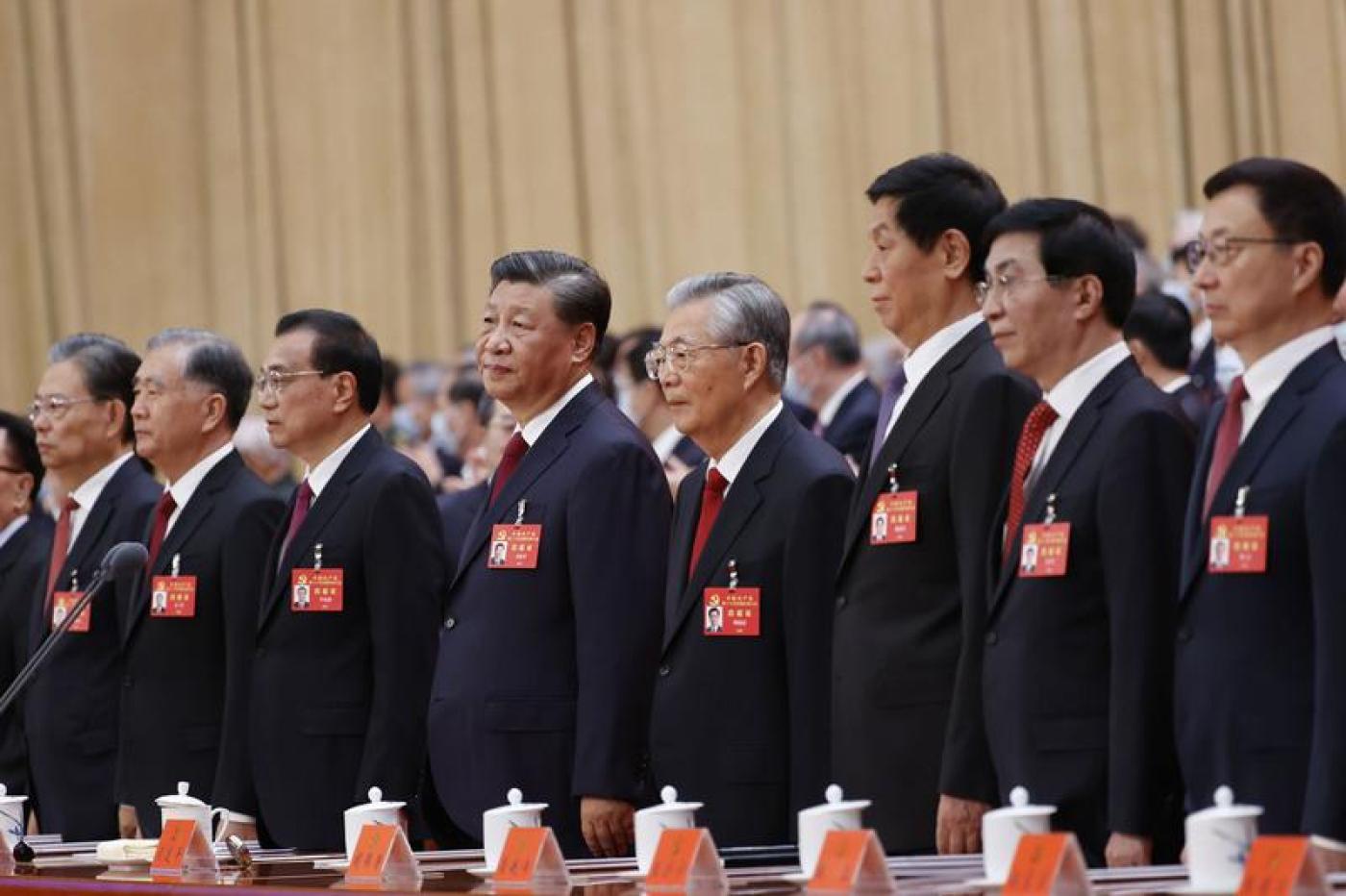 中共召開20大會議公布政治局常委名單，胡錦濤（前排右4）在會中被架走，引發議論。中新社提供