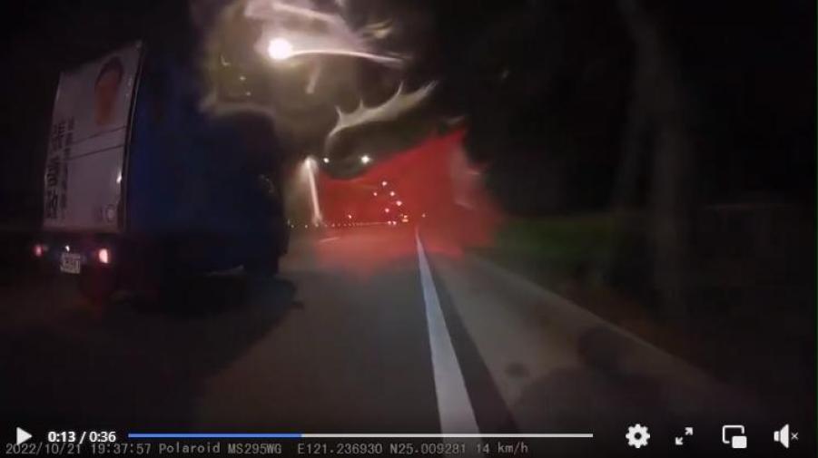  張善政宣傳車「違規闖紅燈險撞騎士」　影片曝光遭網友砲轟