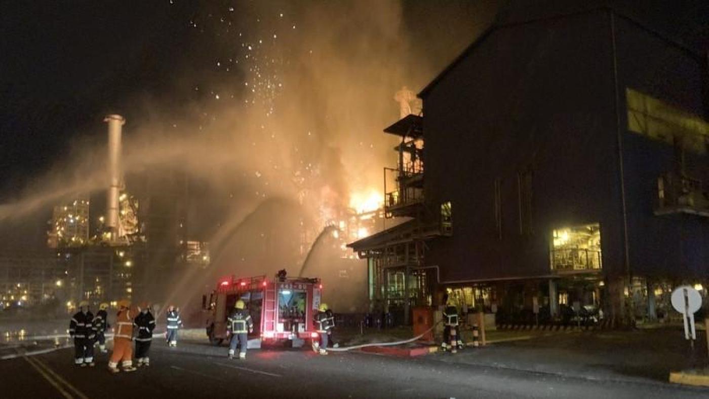 中油高雄大林煉油廠27日晚間10時35分左右發生火警，大量濃煙直竄天際。高雄市政府提供