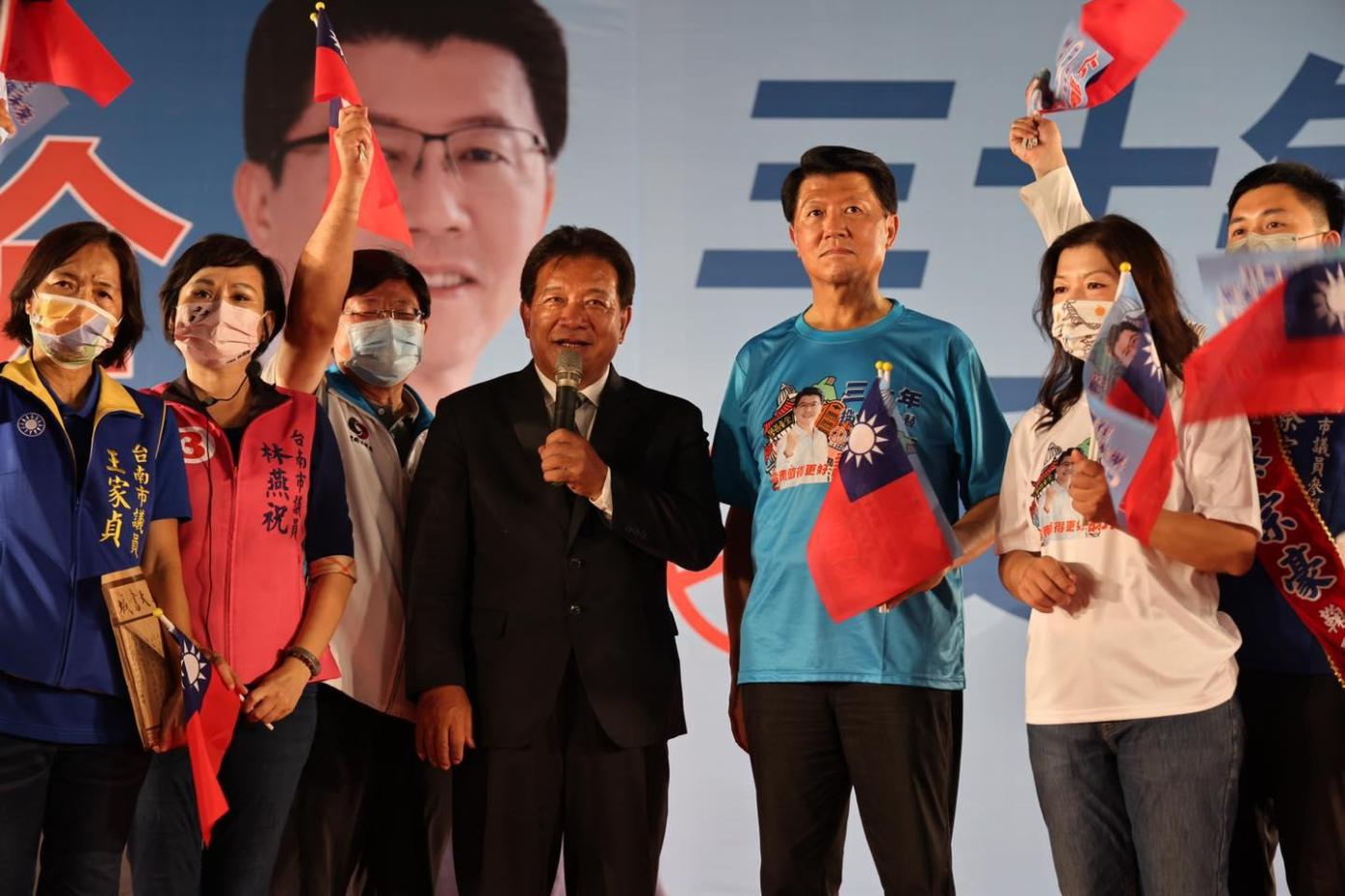 無黨籍台南市長郭信良（左四）上個月22日幫國民黨台南市長候選人謝龍介站台。資料照片