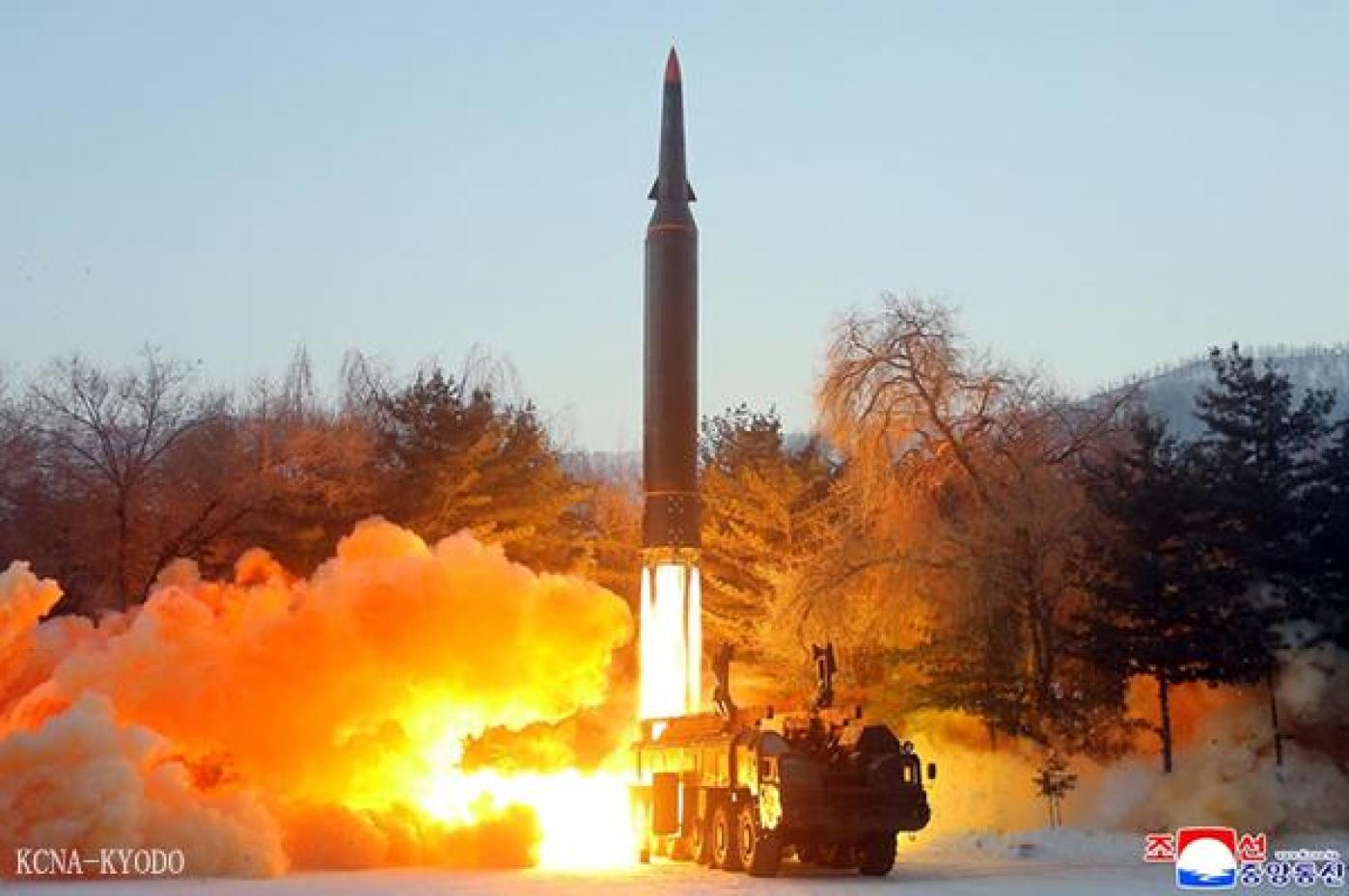 北韓今天早上又發射彈道飛彈，其中一枚疑似為中遠程飛彈。圖為北韓日前公布宣稱試射飛彈的畫面。翻攝朝中社