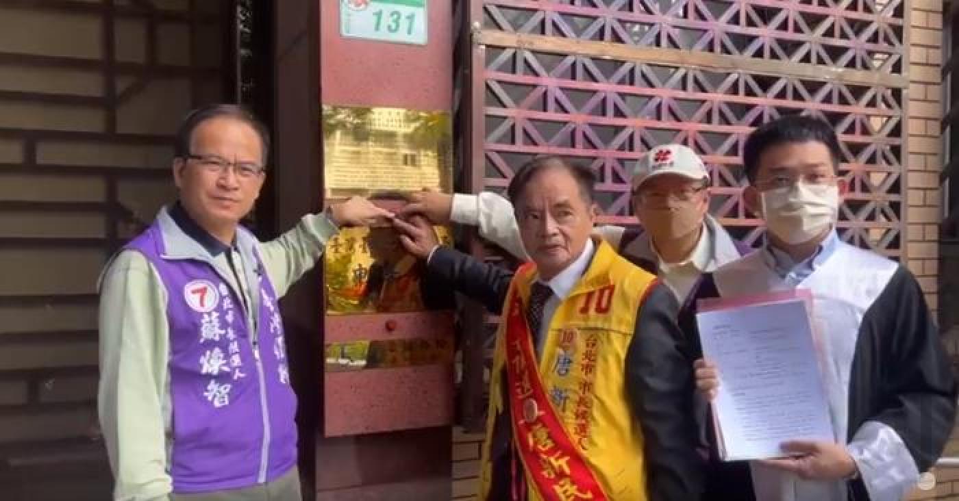 蘇煥智（左）與唐新民（右三）3日前往台北地檢署控告2電視台未邀參加辯論。翻攝直播