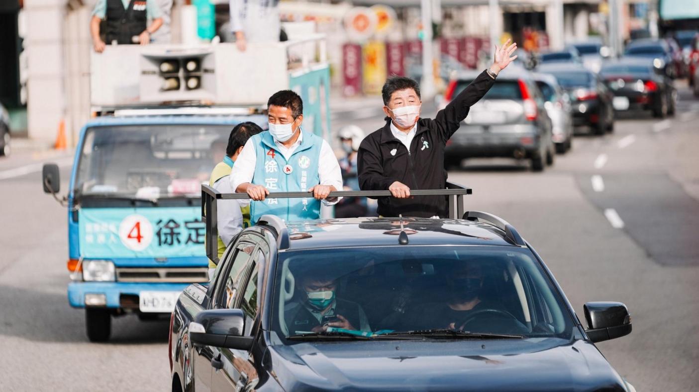 繼上月16日《菱傳媒》爆料勘災時座車搶快闖紅燈、違停，陳時中再爆座駕一夜違規5次。