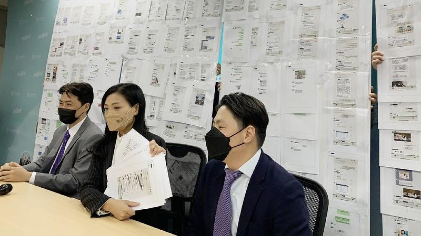 民眾黨新竹市長候選人高虹安7日開記者會，秀出一整面牆的李男工作對話紀錄。中央社