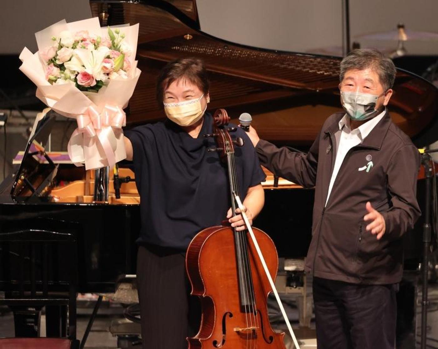陳時中（右）的妻子、大提琴家孫琬玲（左）13日晚間在丈夫的音樂會獻上琴聲表達支持，這是陳時中參選以來兩人第一次公開同台。中央社