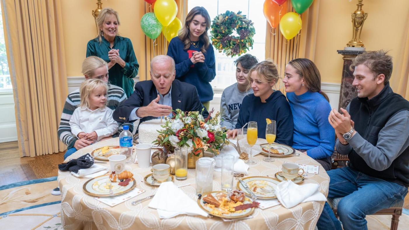 美國總統拜登11月20日滿80歲，與家人低調慶生，享用椰子口味蛋糕。 翻攝@FLOTUS推特