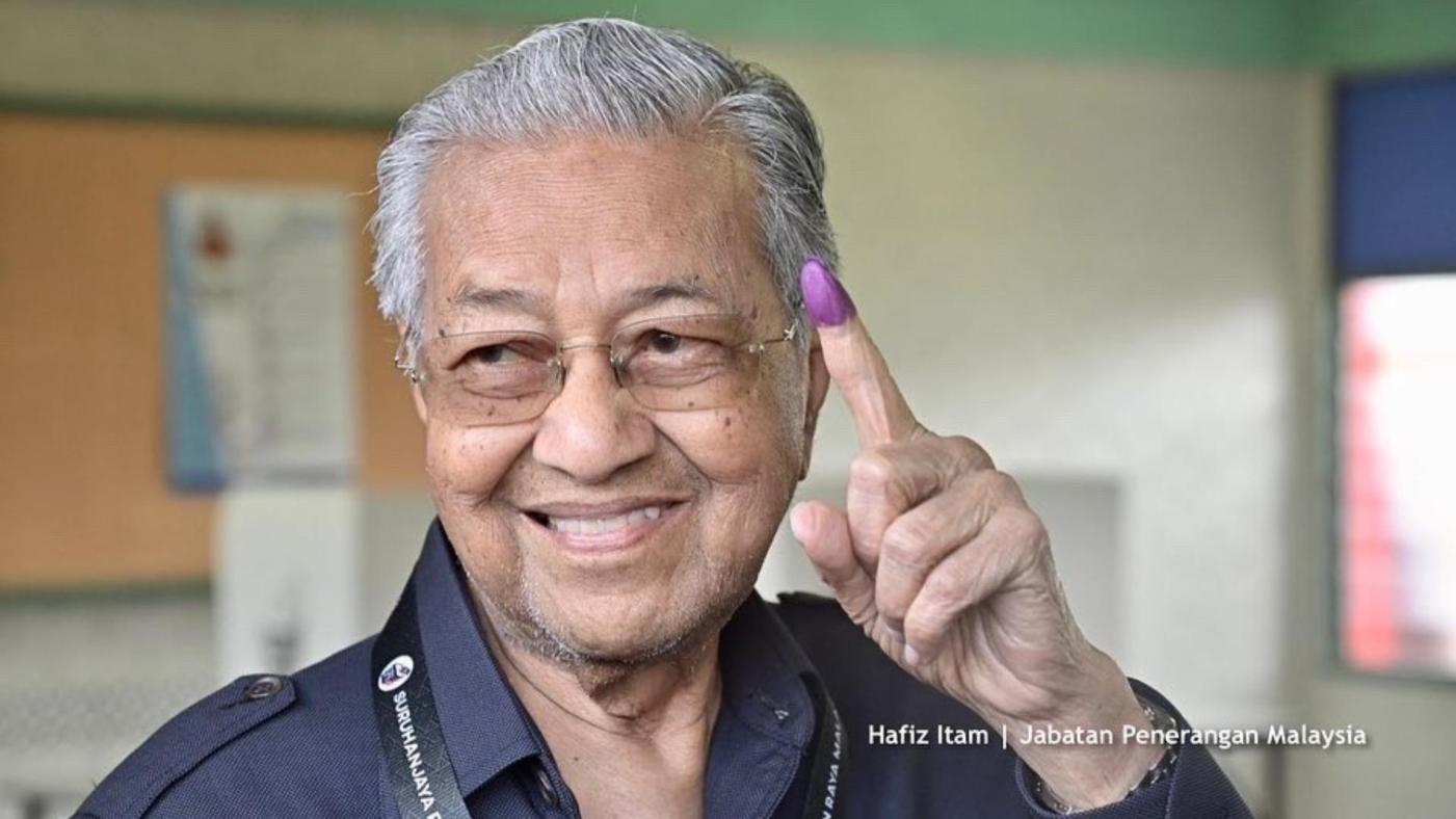 97歲馬國政治強人馬哈迪19日到投票所投票，向媒體秀出自己沾滿印泥的手指，但他在此次大選慘敗。 翻攝@chedetofficial推特
