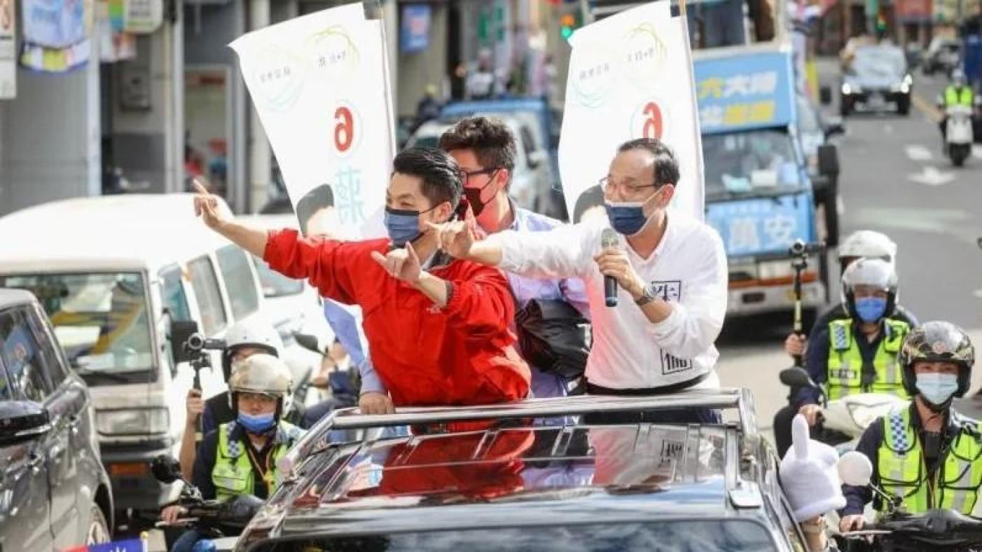 國民黨主席朱立倫今上午陪同國民黨台北市長候選人蔣萬安赴台北市松山區車隊掃街。國民黨文傳會提供