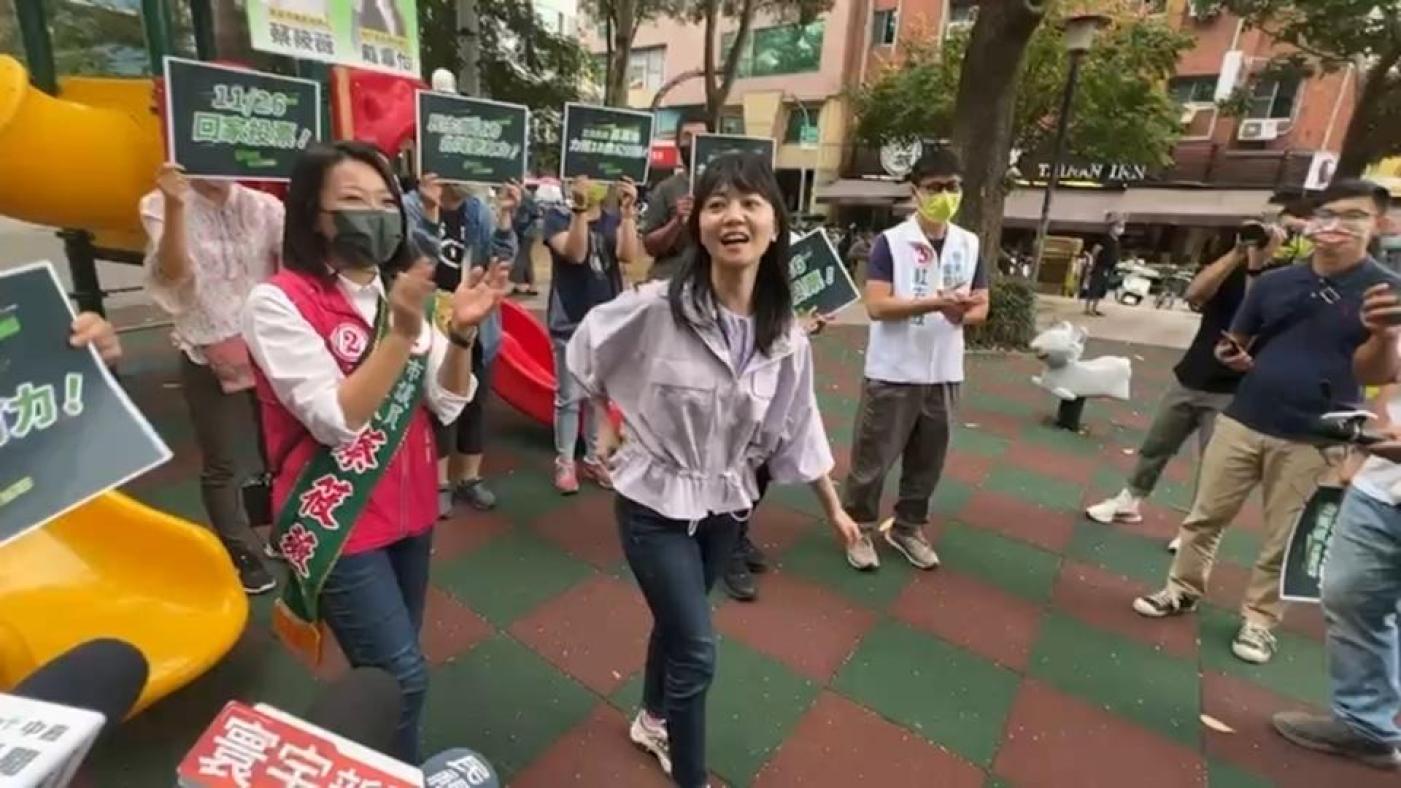 立委高嘉瑜評市議員徐巧芯唱跳《愛你》味道不夠，今天在台南親自示範。辛啓松攝