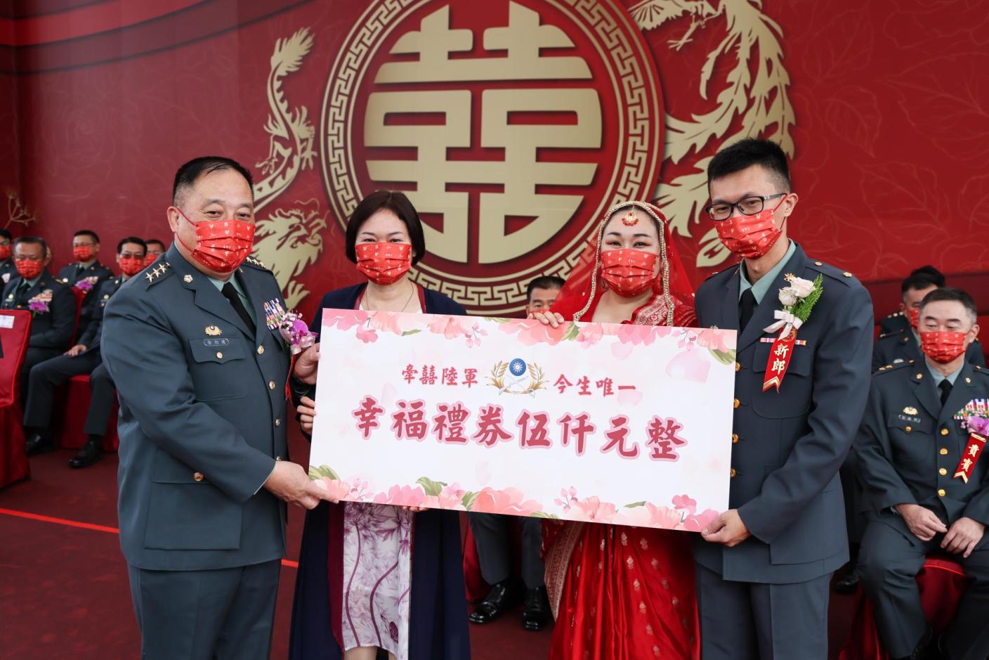陸軍司令徐衍璞上將今主持陸階官士兵的集團結婚。軍聞社提供
