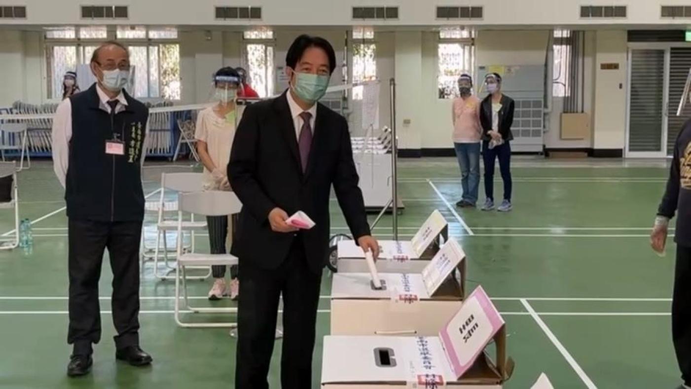 副總統賴清德今天回到台南市的戶籍所在地附近投開票所投票。讀者提供