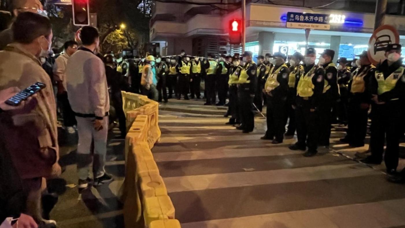 上海民眾27日下午於烏魯木齊中路再集結，路障被載運到現場。　中央社