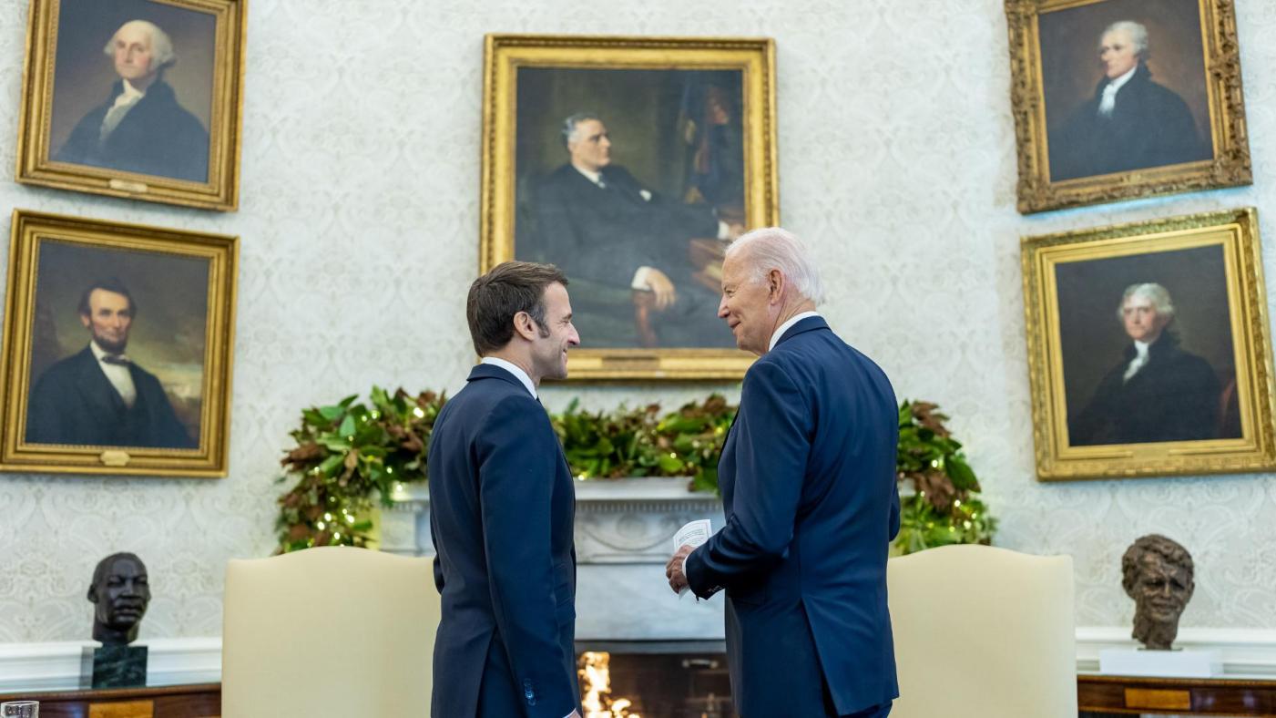  法國總統馬克宏（左）到美國進行國是訪問，1日與美國總統拜登（右）在白宮會談。翻攝@POTUS推特