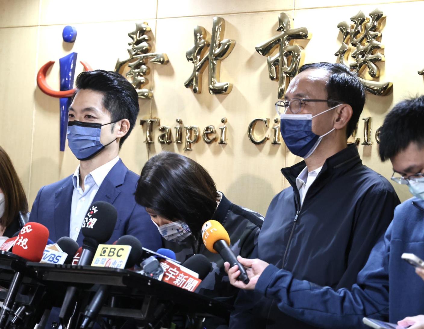 王鴻薇（左二）２日登記參選立委補選時，鞠躬向選民致歉。林啟弘攝