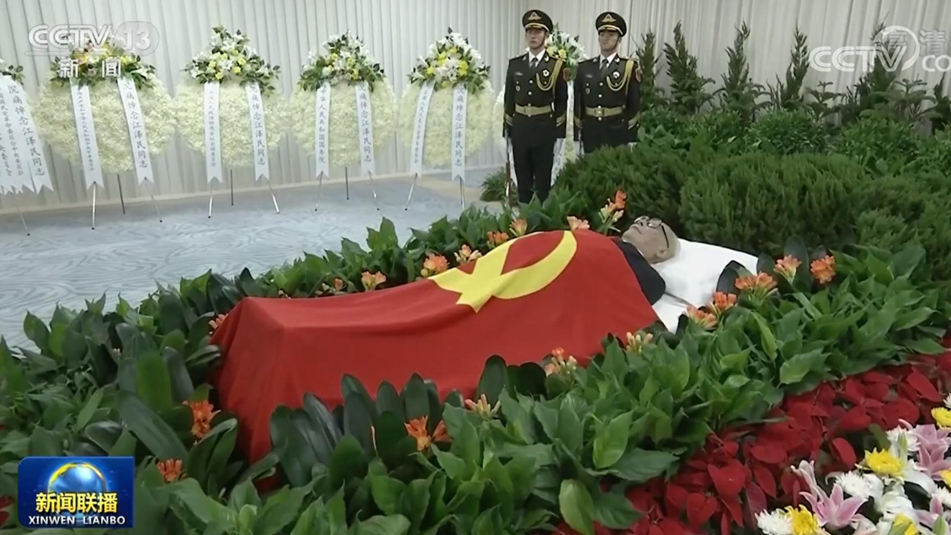 中國官媒央視曝光，中共前總書記江澤民遺體戴上招牌的黑框眼鏡，保存在水晶棺木中。 翻攝央視畫面