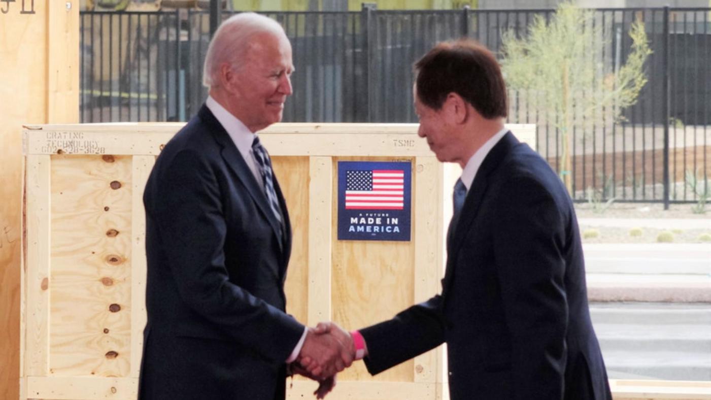 台積電董事長劉德音（右）、美國總統拜登（左）在台積電亞利桑那州廠6日舉行移機典禮中握手。中央社