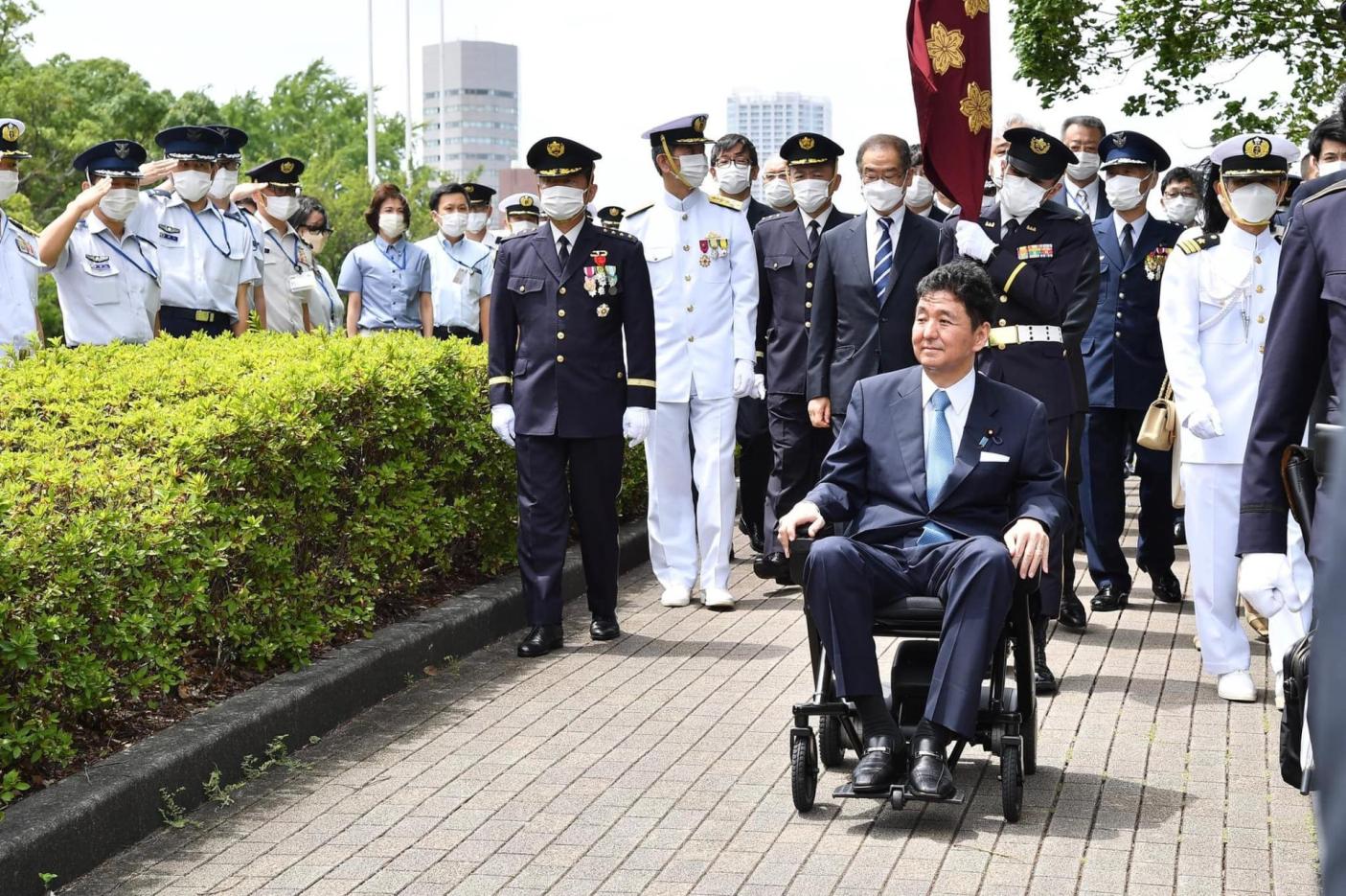 岸信夫（坐輪椅者）近日傳出因健康因素不再連任眾議員。翻攝岸信夫臉書