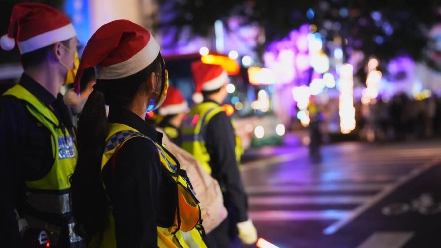  「我們是警察不是小丑！」耶誕城員警戴聖誕帽執勤惹議　侯友宜回應了