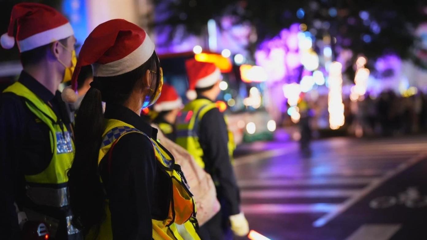 新北歡樂耶誕城上周末連續2天舉辦巨星耶誕演唱會，吸引不少民眾參與，但有員警抱怨，被迫戴上聖誕帽值勤。翻攝侯友宜臉書