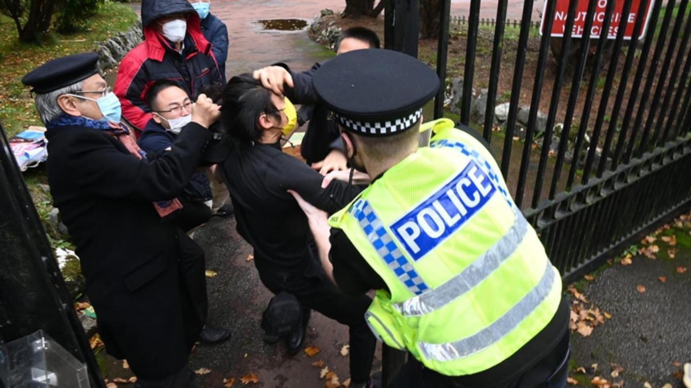 中國駐英國曼徹斯特領事鄭曦原（白髮者）在10月16日與領館館人員把香港抗議者拖入領事館內毆打。 翻攝「捍衛港人陣線」臉書