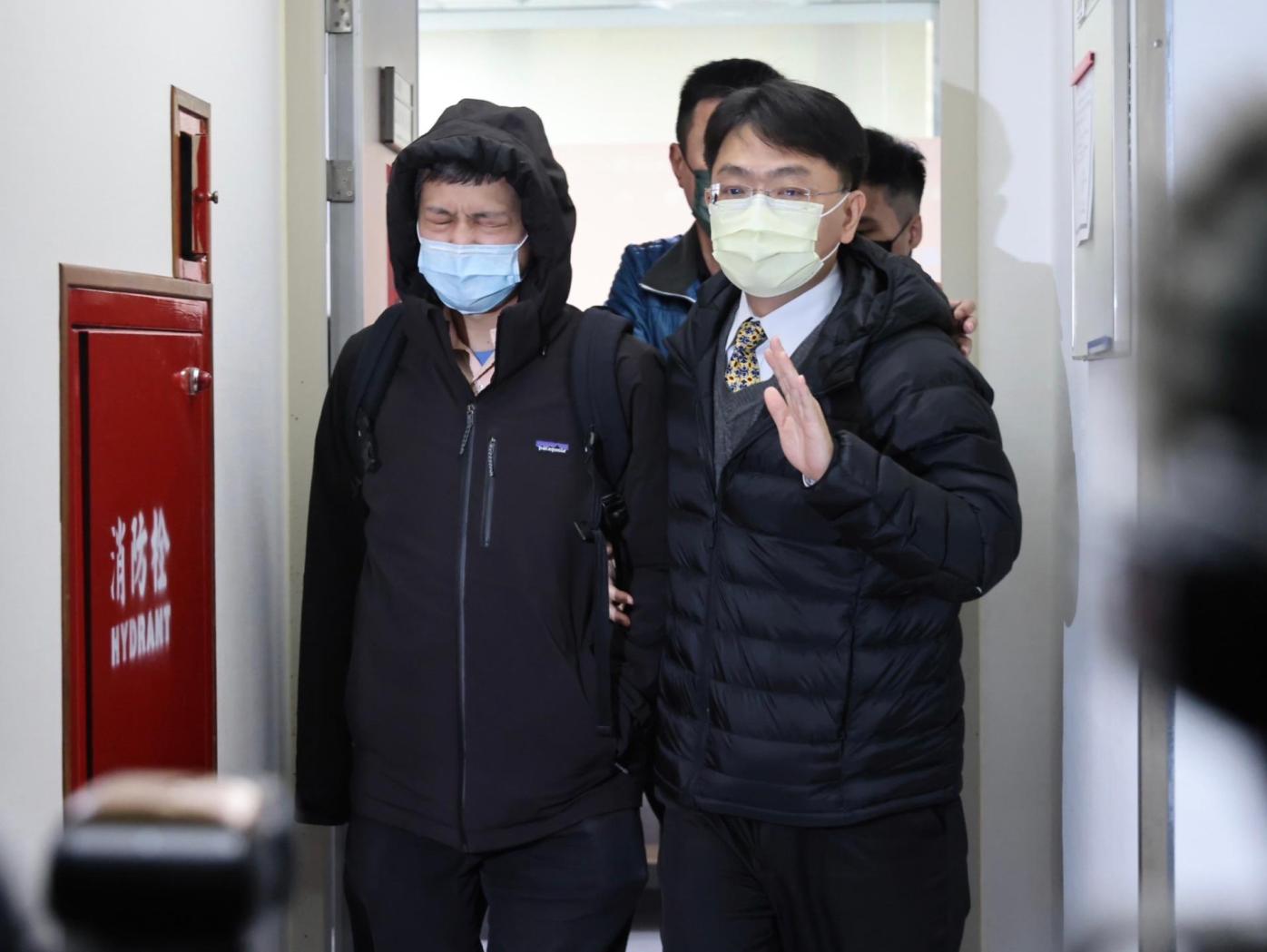 檢調大動作搜索高虹安國會辦公室，高辦主任陳奐宇（左）被幹員帶走。
