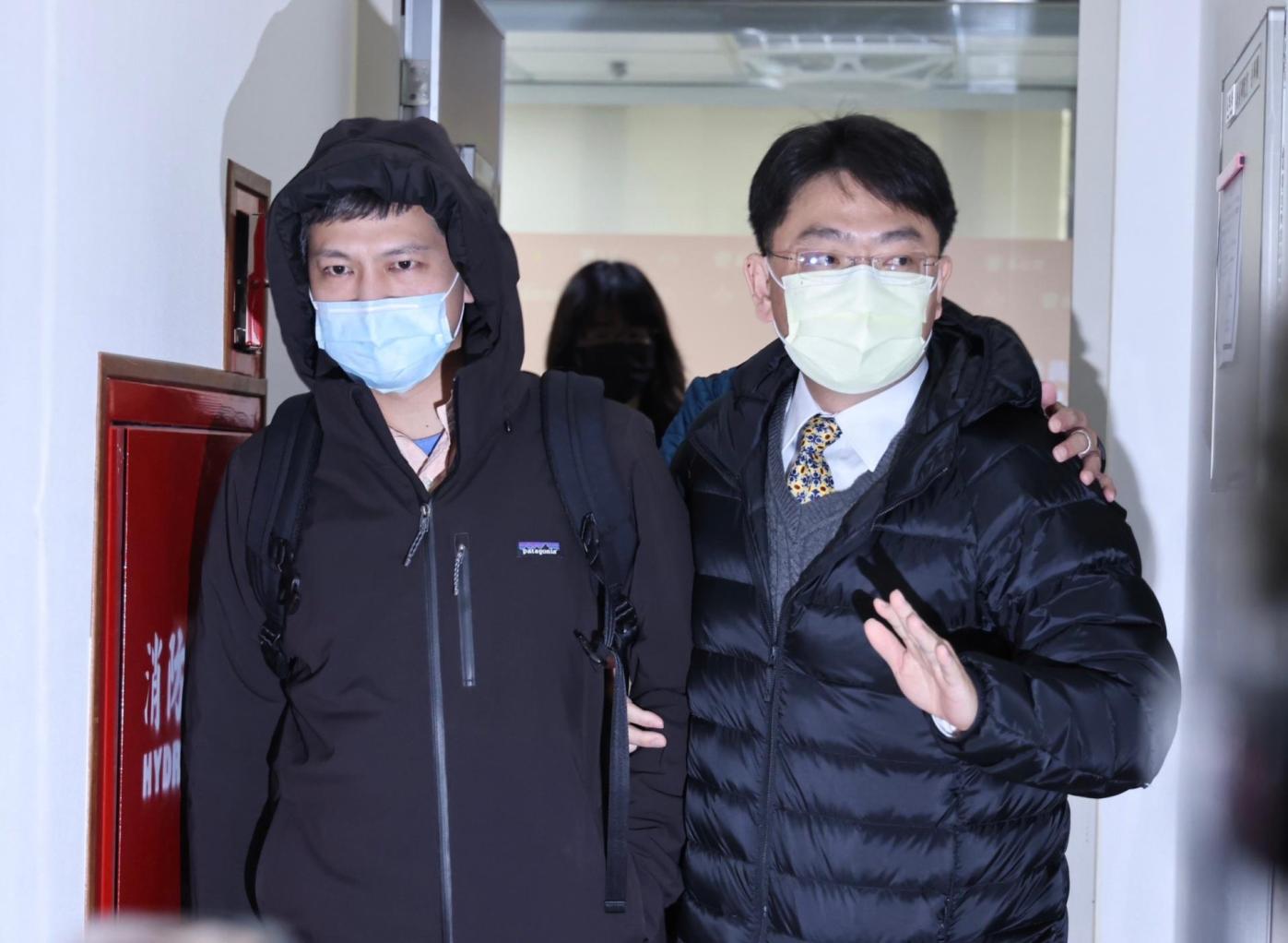 檢調大動作搜索高虹安國會辦公室，高辦主任陳奐宇（左）被幹員帶走。林啟弘