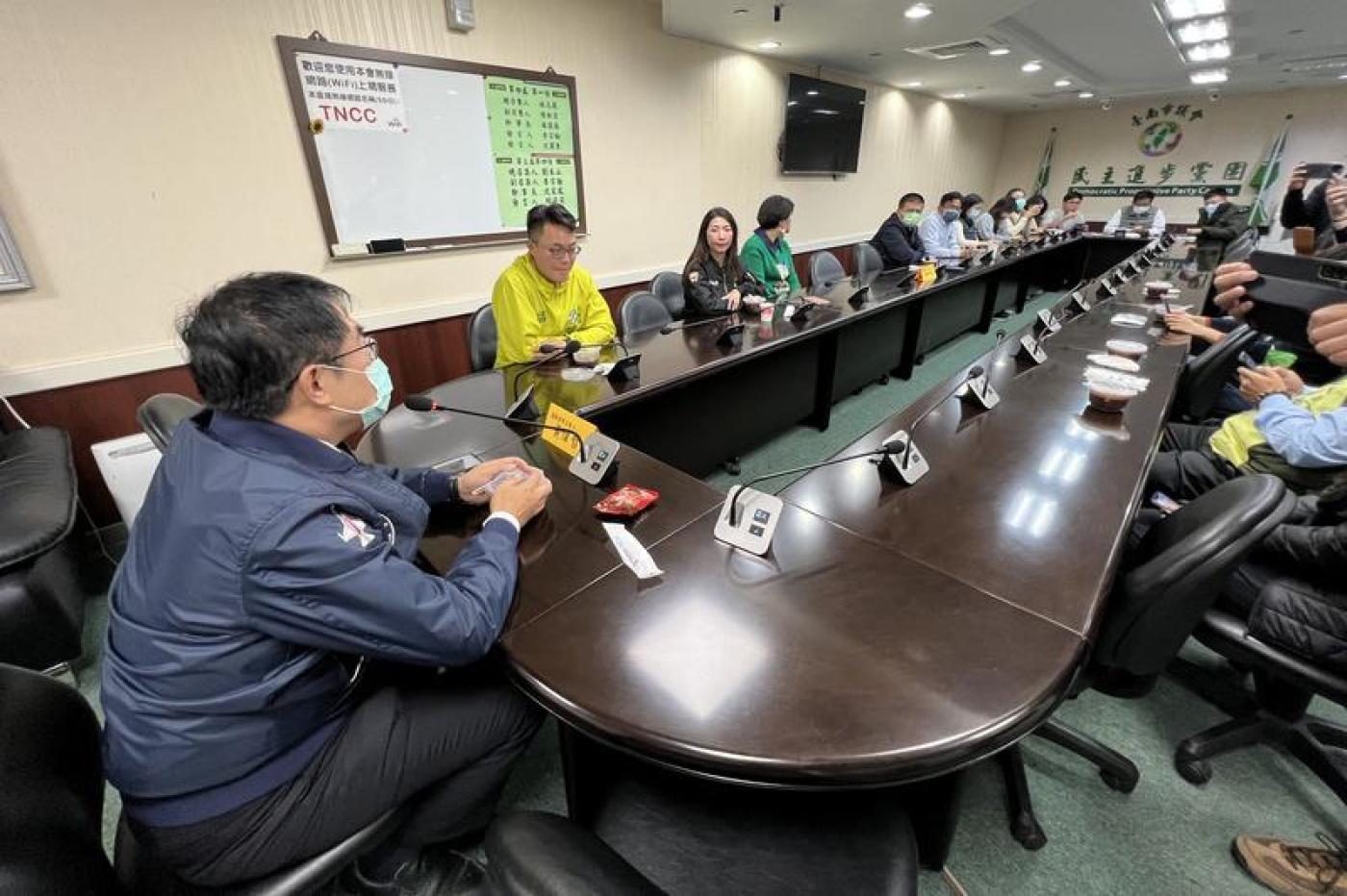 民進黨台南市議會黨團19日晚間在黨團辦公室開會討論25日的正副議長選舉事宜，台南市長黃偉哲（左1）以督導小組召集人身分列席。中央社