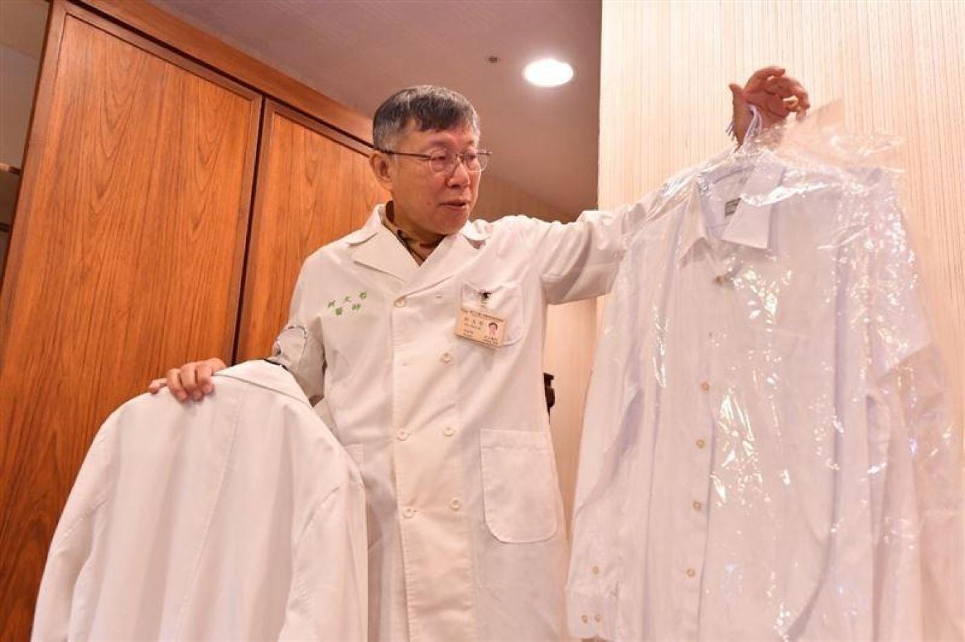 柯文哲大掃除市長辦公室，現場穿上醫師袍。台北市政府提供