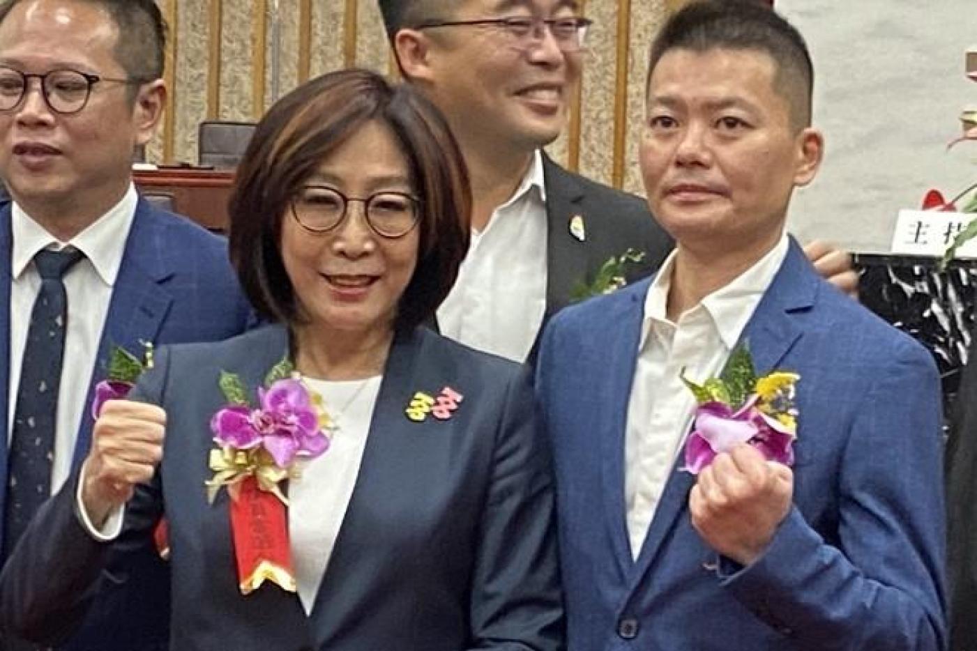 高雄市議會正副議長選舉，民進黨由康裕成（左）搭檔24日宣布退出國民黨的曾俊傑（右）參選。中央社
