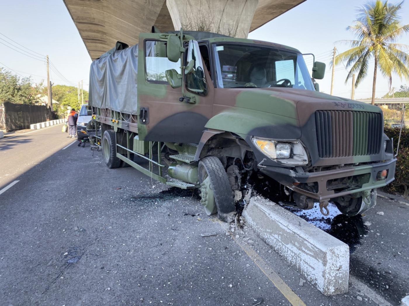 陸軍軍用卡車在屏東九如發生自撞意外。里港警分局提供
