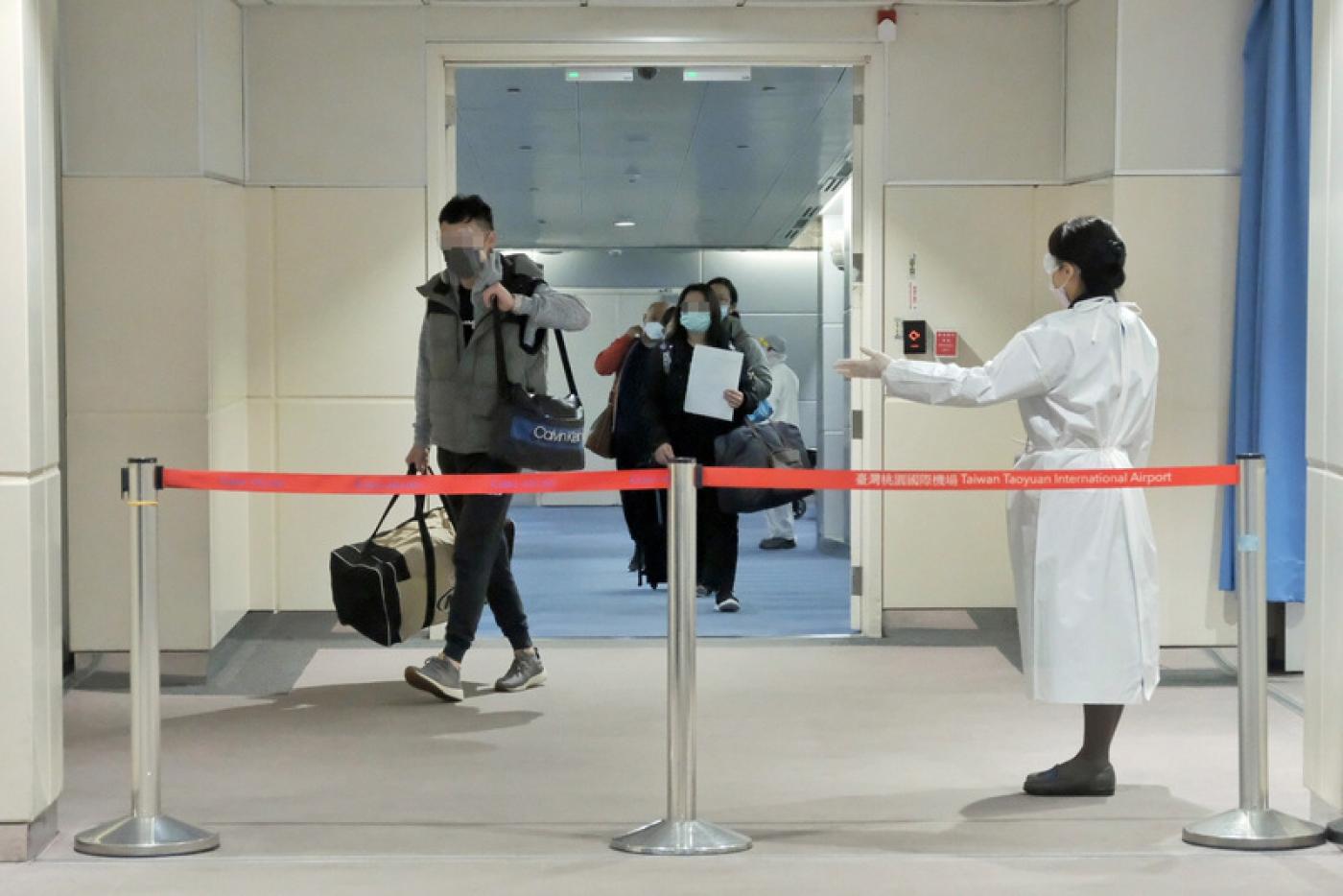 行政院官員指出，針對指揮中心建議，蘇貞昌已拍板針對中國入境旅客篩檢。圖為桃園機場旅客檢疫處。資料照片／中央社