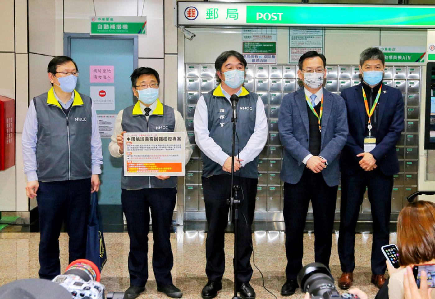 中央流行疫情指揮中心指揮官王必勝（中）28日在 園機場宣布新邊境管理政策。中央社