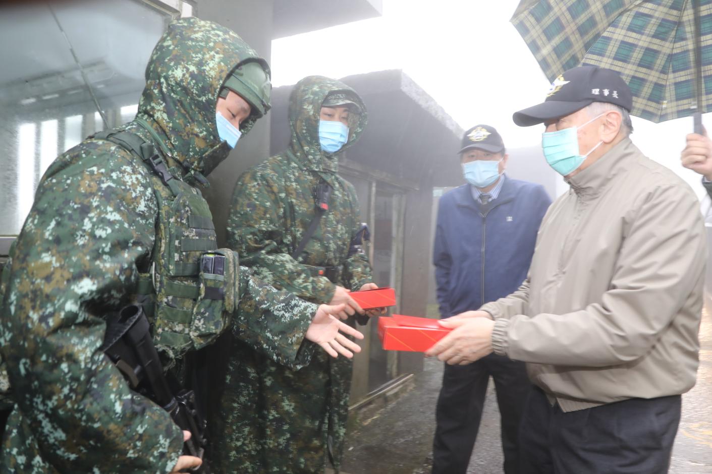 「軍人之友社」榮譽理事長李棟樑今前往北部地區偏遠單位敬軍慰問。軍聞社