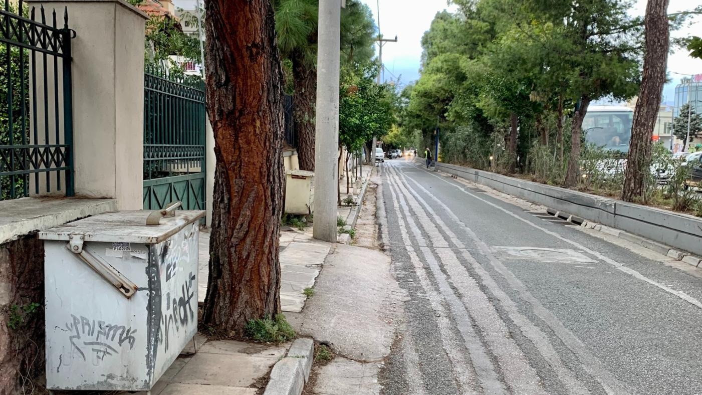 駐希臘代表處臉書小編發文，抱怨雅典人行道常會有樹跟障礙物擋在中間，引發議論。翻攝駐希臘代表處臉書