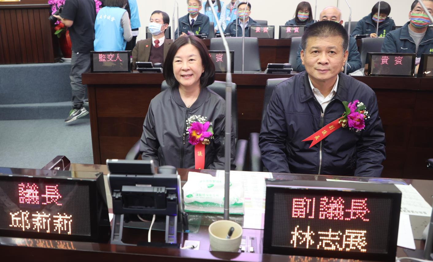台南市正副議長邱莉莉（左）、林志展被控涉入賄選案，今天凌晨獲得交保。資料照片