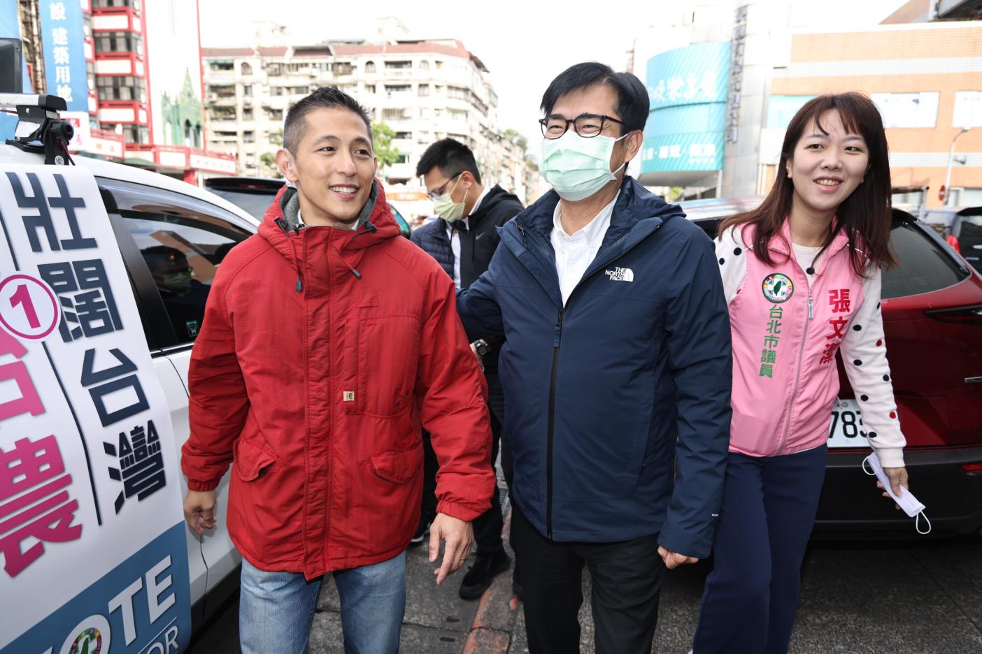 陳其邁（中）4日表示，對於台南正副議長選舉涉賄選，黨中央會啟動廉政會進行了解。林啟弘攝