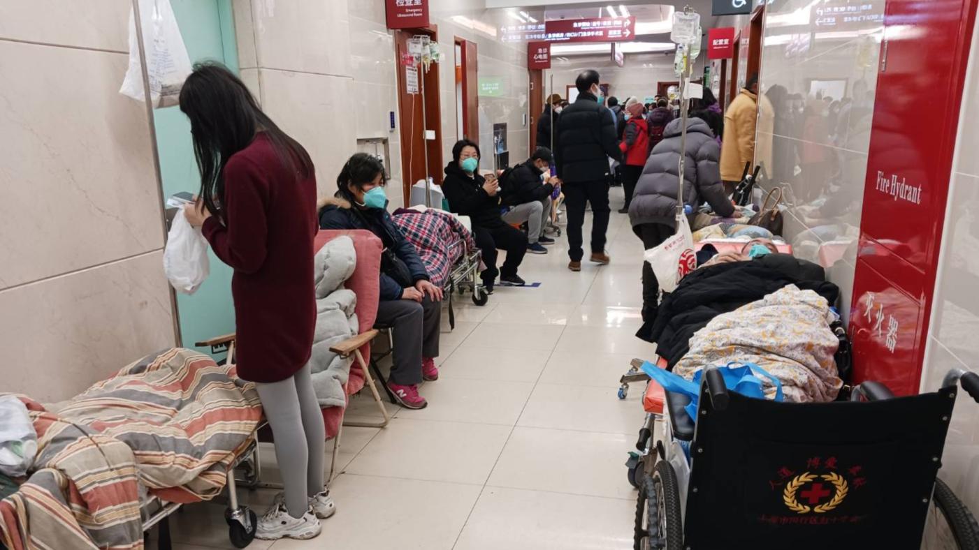 上海感染人數可能已達人口七成，上海醫院急診室老人擠滿走廊。讀者提供