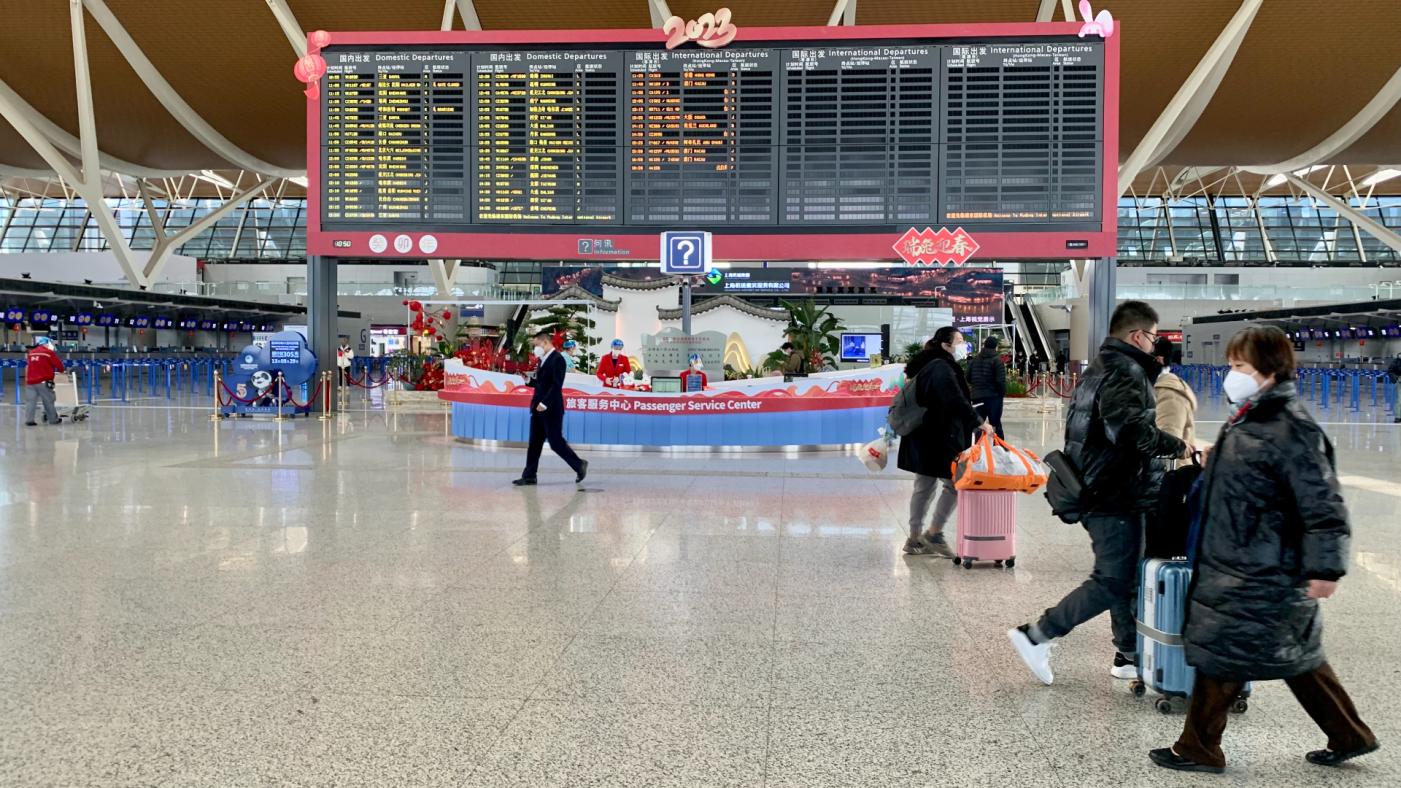 中國解封後旅客出國變多，而各國陸續檢查中國來的航班廢水。圖為上海浦東機場。　讀者提供